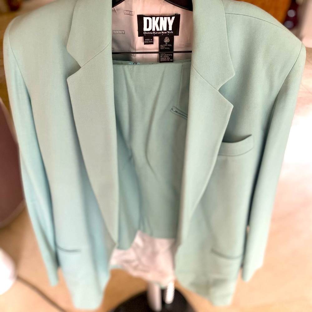 DKNY Suit, gently worn. Size 6